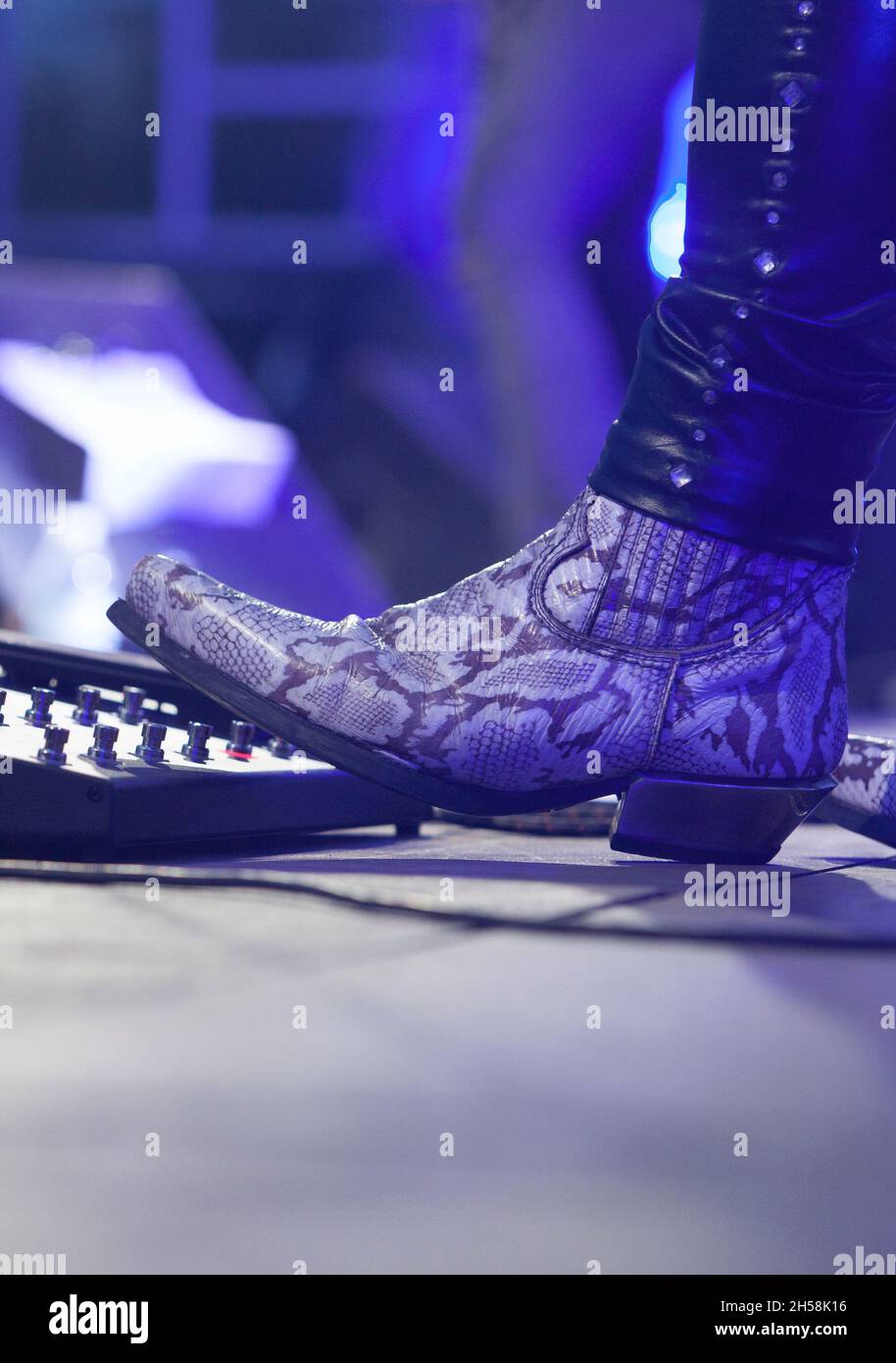 Rockgitarrist, der mit Pedalboard spielt. Hardrock-Musiker treten auf. Stockfoto