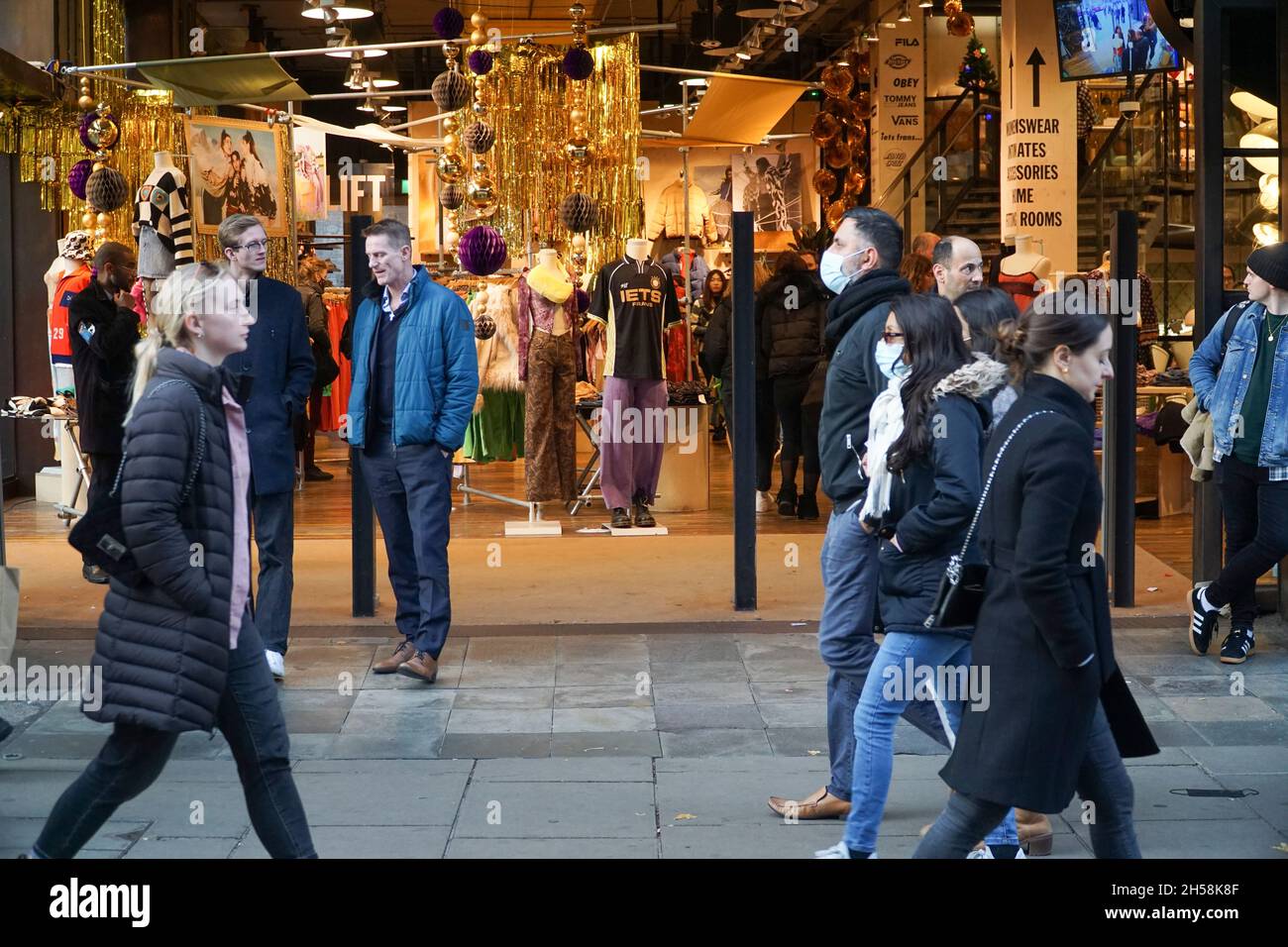 London, Großbritannien, 7. November 2021: Am Sonntagnachmittag ist das Londoner West End voll von Käufern, die das trockene Wetter nutzen, um einkaufen zu gehen. Die Weihnachtsdisplays befinden sich in den Schaufenstern, und die Rede von Problemen in der Lieferkette bedeutet, dass Einzelhändler die Menschen ermutigen, ihre Weihnachtseinkäufe frühzeitig zu erledigen. Anna Watson/Alamy Live News Stockfoto