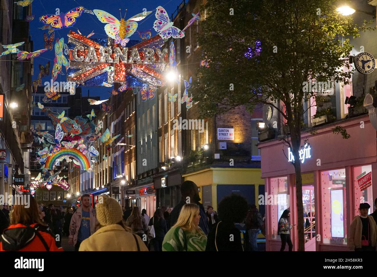 London, Großbritannien, 7. November 2021: Am Sonntagnachmittag ist das Londoner West End voll von Käufern, die das trockene Wetter nutzen, um einkaufen zu gehen. Die Weihnachtslichter über der Carnaby Street sind mit bunten Schmetterlingen ausgestattet, spezielle Displays befinden sich in den Schaufenstern, und die Rede von Problemen in der Lieferkette bedeutet, dass Einzelhändler die Menschen ermutigen, ihre Weihnachtseinkäufe frühzeitig zu erledigen. Anna Watson/Alamy Live News Stockfoto