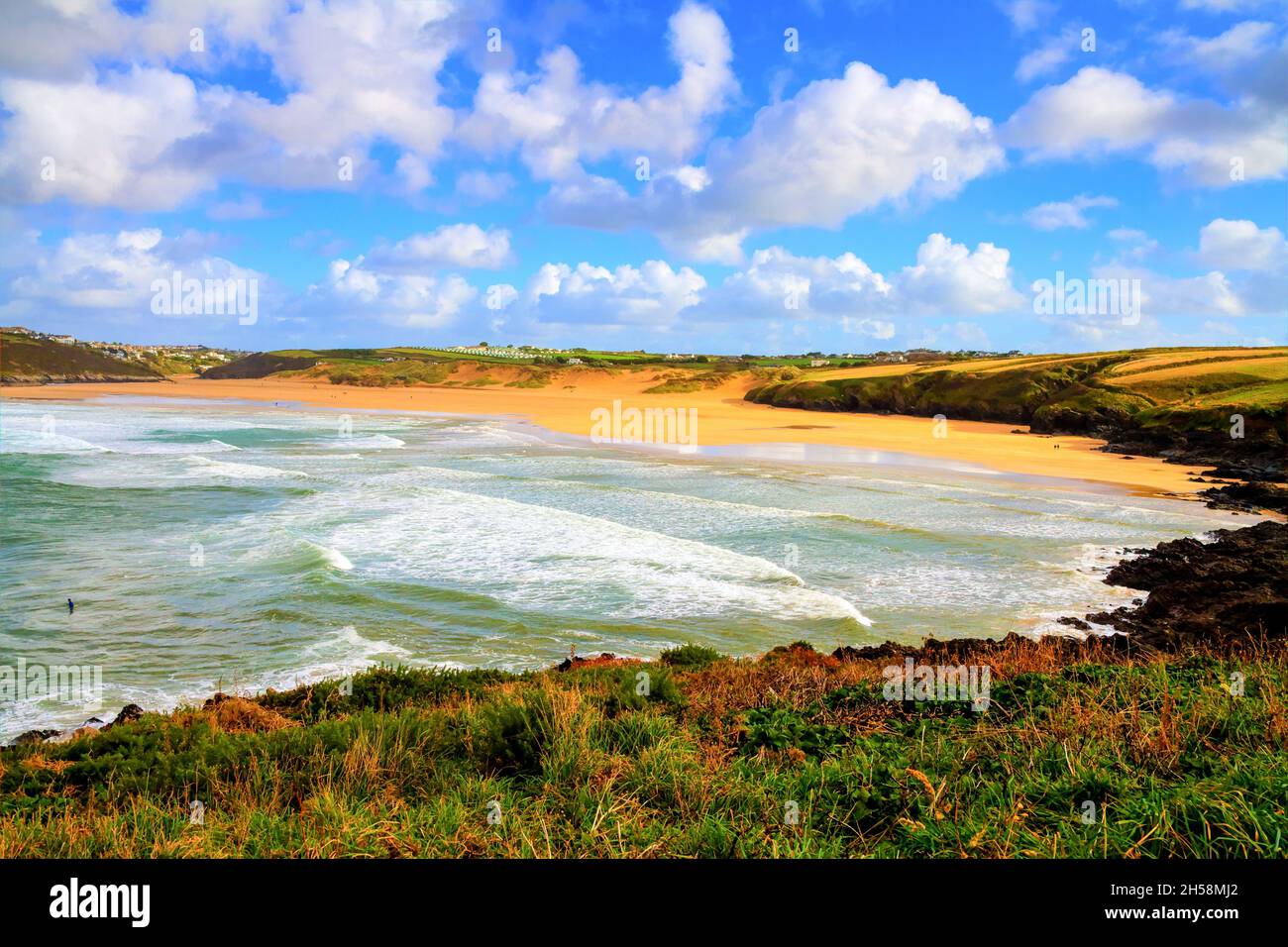 Crantock Bay Cornwall England UK in der Nähe von Newquay schöner Strand und Blaues Meer Stockfoto