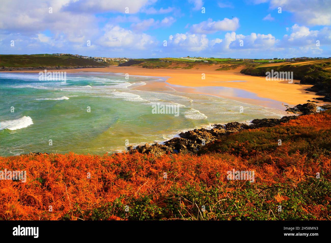 Schöne bunte Herbstfarben Cornwall Strand und Küste Crantock Bay England Großbritannien Stockfoto