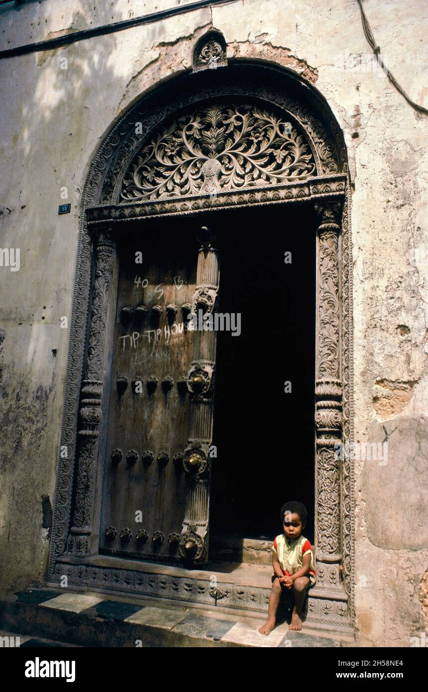 Afrika, Tansania, Sansibar 1976. Geschnitzte Holztür im islamischen Stil. Tippu Tip, der reichste von Sansibars Ende c19. Sklavenhändlern, lebte hier. Stockfoto