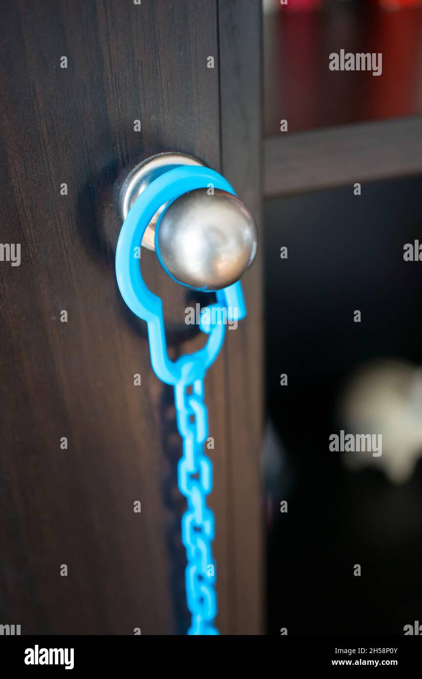 Eine vertikale Aufnahme eines blauen Kleiderbügels auf einem Kleiderbügel Stockfoto