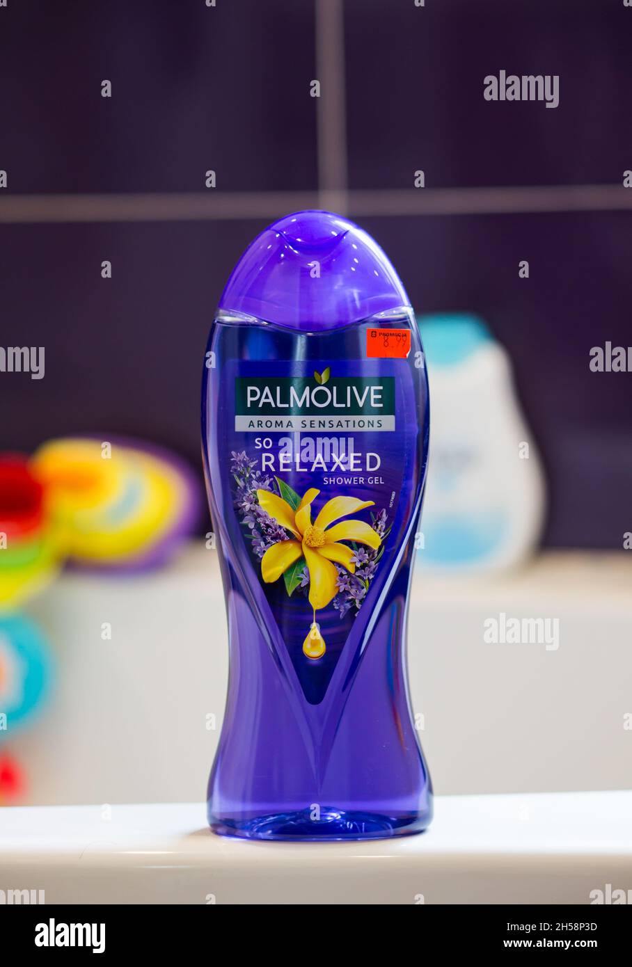 POZNAN, POLEN - 13. März 2018: Eine vertikale Aufnahme eines Palmolive Aroma Sensations so entspannt Duschgels in einer Plastikflasche Stockfoto POZNAN, POLEN - 13. März 2018: Eine vertikale Aufnahme eines Palmolive Aroma Sensations so entspannt Duschgels in einer Plastikflasche Stockfoto