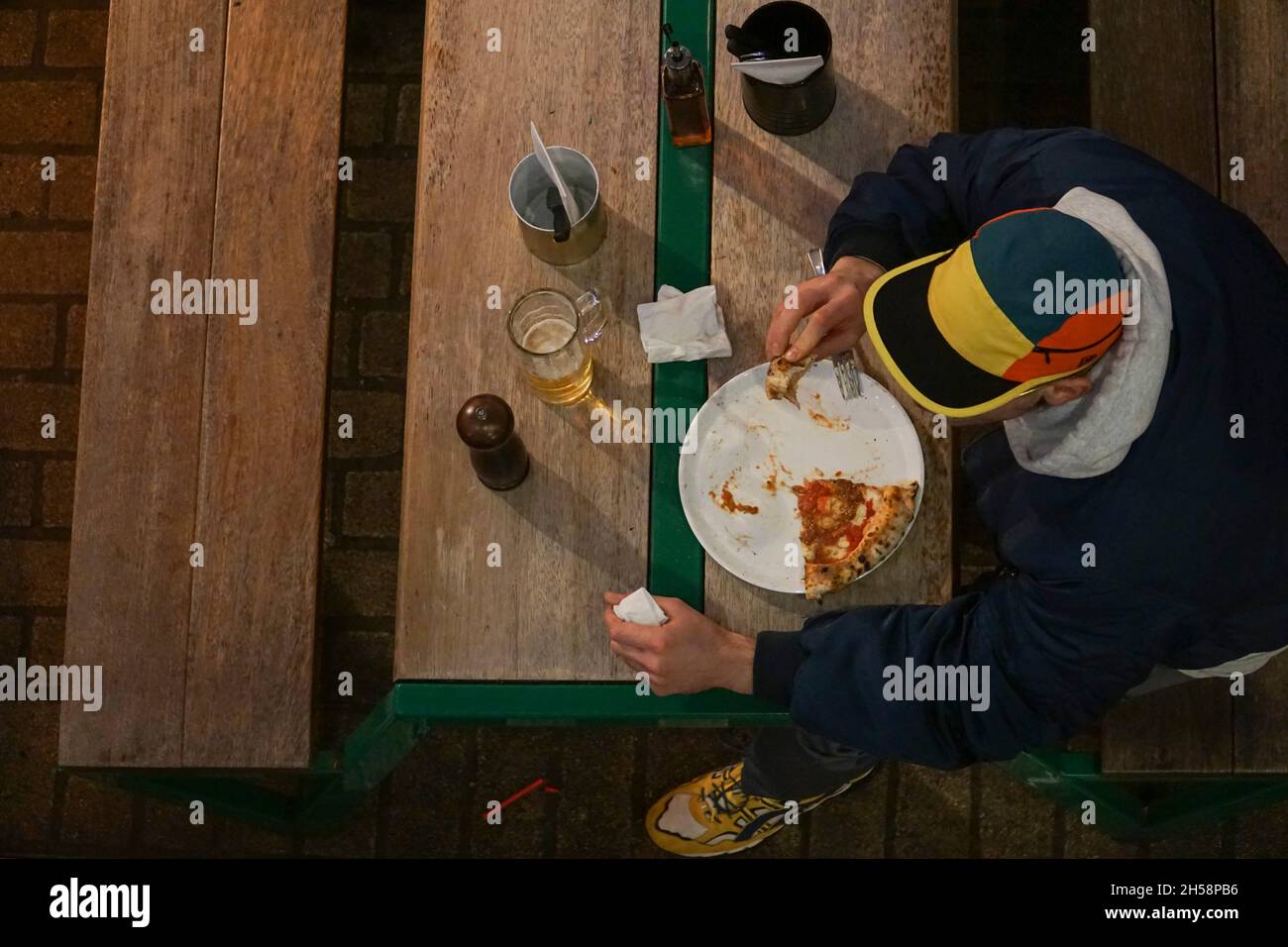 London, Großbritannien, 7. November 2021: Im Königly Court, direkt an der Londoner Carnaby Street im Herzen des West End, können Shopper und Touristen bei Sonnenuntergang auf Essen gehen. Trotz des herbstlichen kalten Wetters bevorzugen viele Menschen immer noch das Essen im Freien, da die gute Belüftung das Risiko einer Übertragung des Coronavirus reduzierte. Anna Watson/Alamy Live News Stockfoto