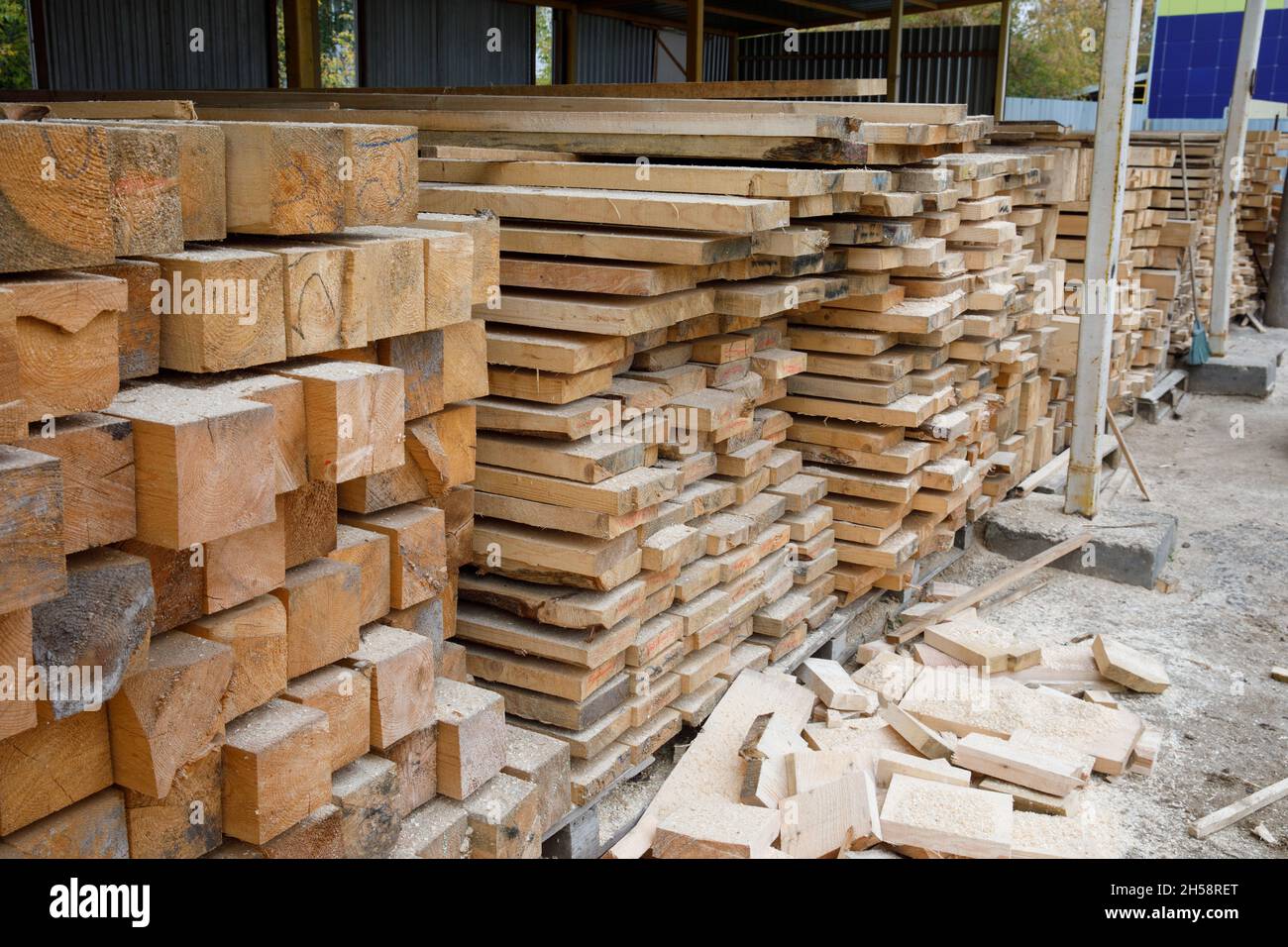 Verkauf von Kiefernholzplatten für den Bau bestimmt. Lager Holzbarren Bretter Stockfoto