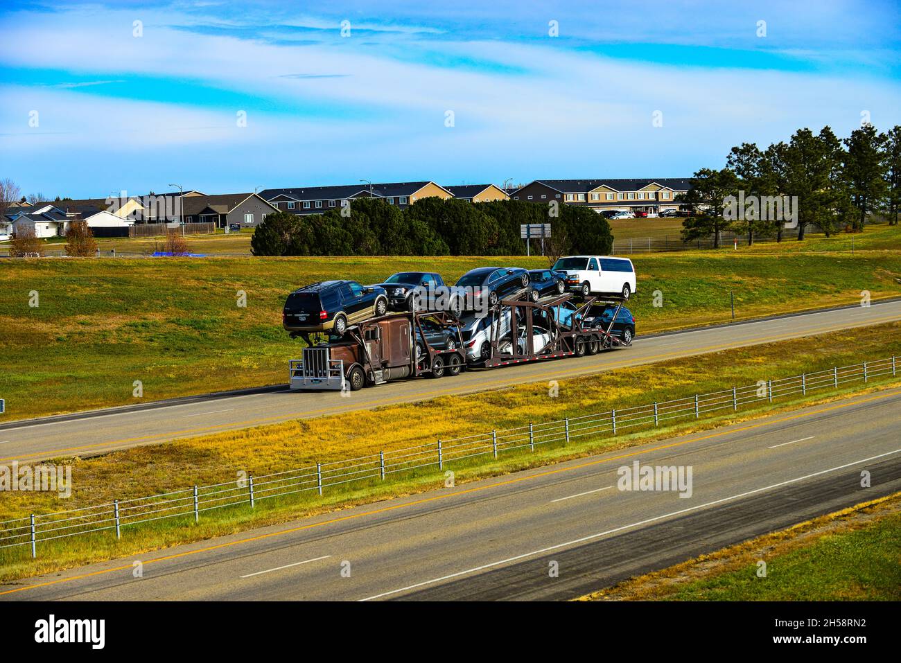 Nutzfahrzeuge, die Fracht auf der Interstate 94 durch North Dakota transportieren. Stockfoto