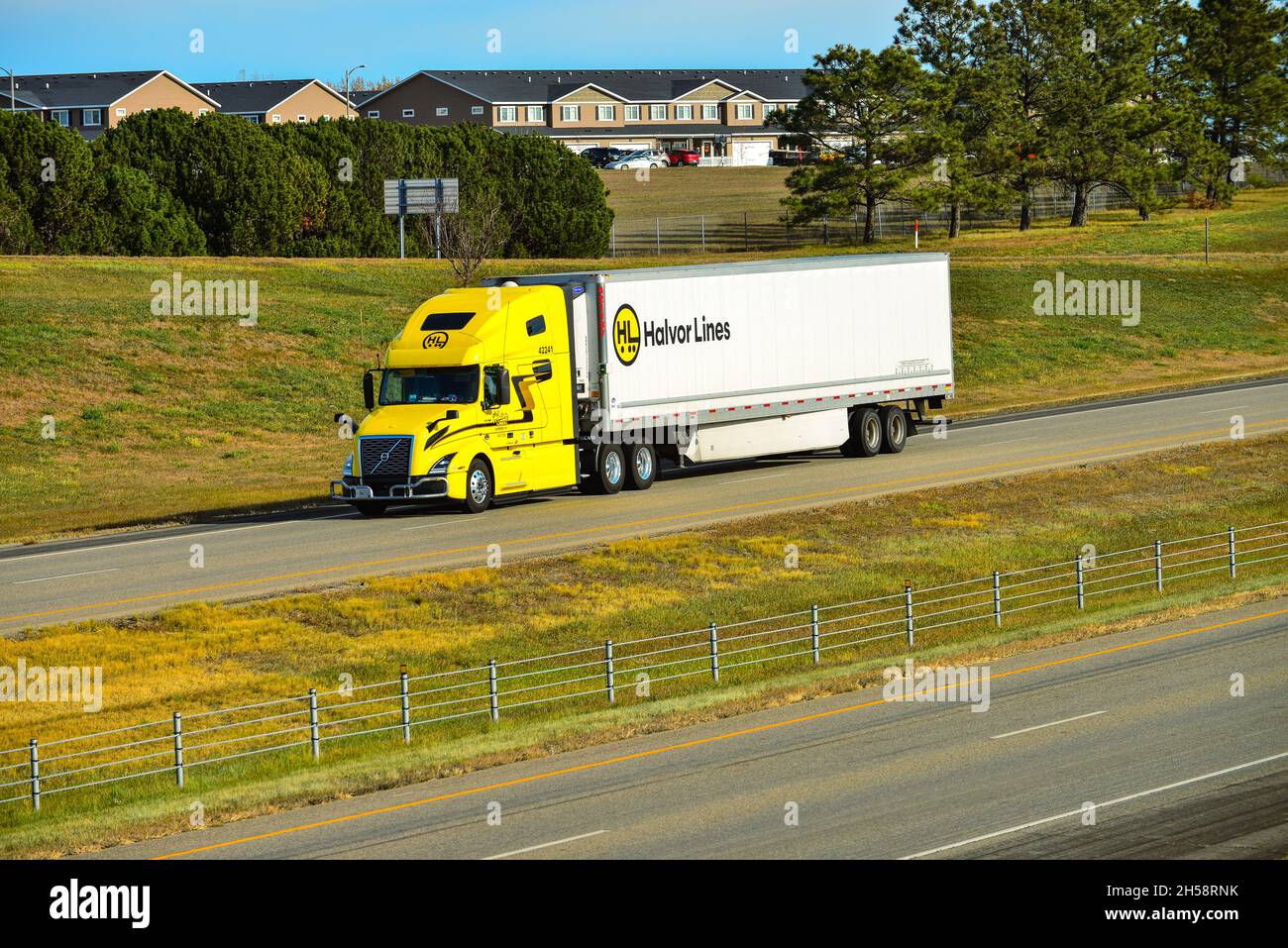 Nutzfahrzeuge, die Fracht auf der Interstate 94 durch North Dakota transportieren. Stockfoto