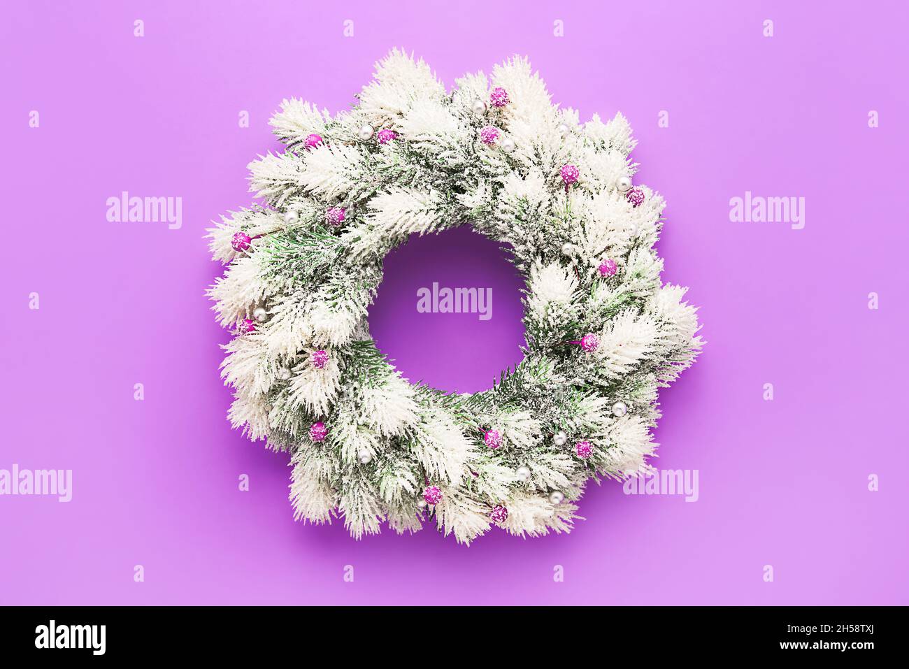 Weihnachten Hintergrund. Weihnachtskranz mit Dekoration auf violettem Hintergrund. Platz kopieren, Draufsicht Stockfoto
