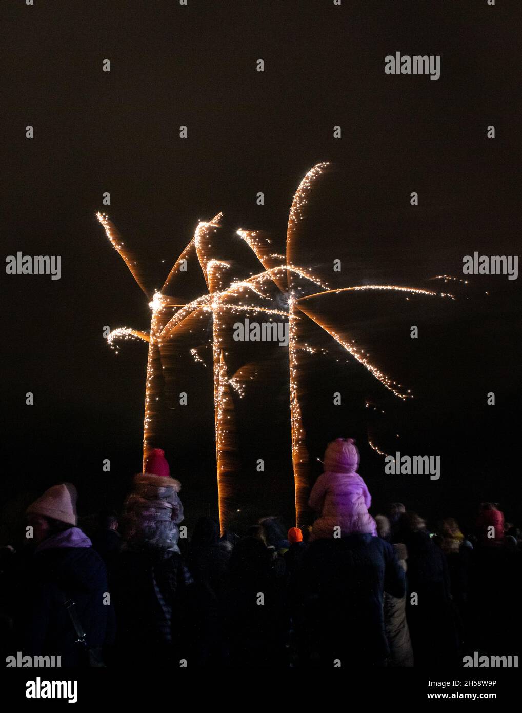 Die Menschen standen und sahen das jährliche Bicester Round Table Feuerwerk spektakulär am Pingle Field Bicester. Stockfoto