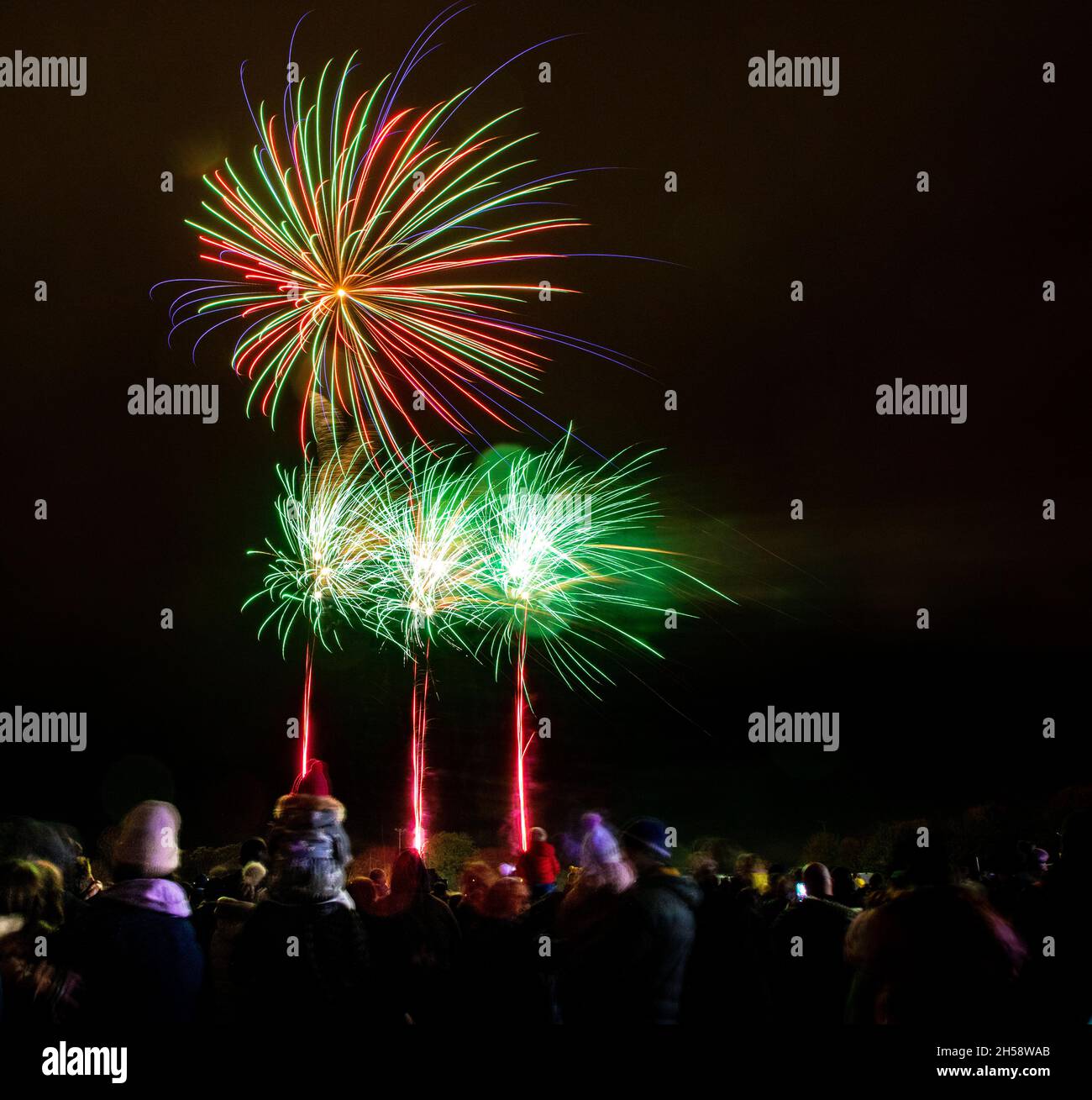 Die Menschen standen und sahen das jährliche Bicester Round Table Feuerwerk spektakulär am Pingle Field Bicester. Stockfoto