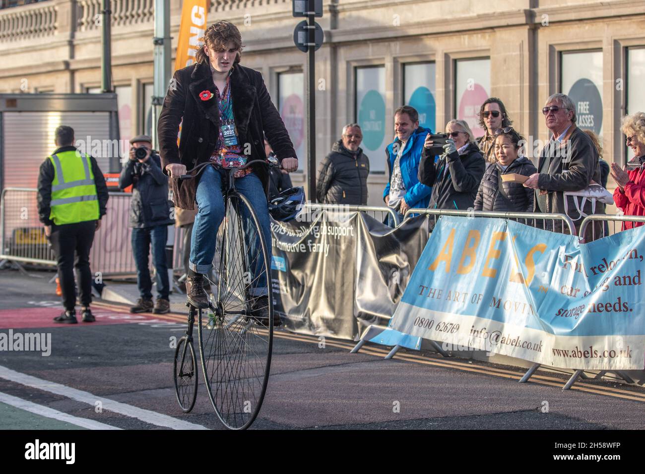 Der RM Sotheby's von London nach Brighton Veteran Car Run. Harry Lawson gründete den ersten Automobilclub in Großbritannien. Dieser Club feierte am 14. November 1896 die Verabschiedung der Light Locomotives auf dem Highway Act, indem er 60 Meilen von London nach Brighton fuhr. Mit dem Gesetz des Parlaments von 1896 wurde die Geschwindigkeitsbegrenzung für „leichte Lokomotiven“ von 4 mph auf 14 mph angehoben, die 3 Tonnen nicht überschreiten darf. Mit dem Gesetz wurde die Forderung aufgehoben, dass den Autos ein Mann zu Fuß mit einer roten Flagge vorausgehen muss. Dies ist der 125. Jahrestag Kredit: @Dmoonuk/Alamy Live News Stockfoto