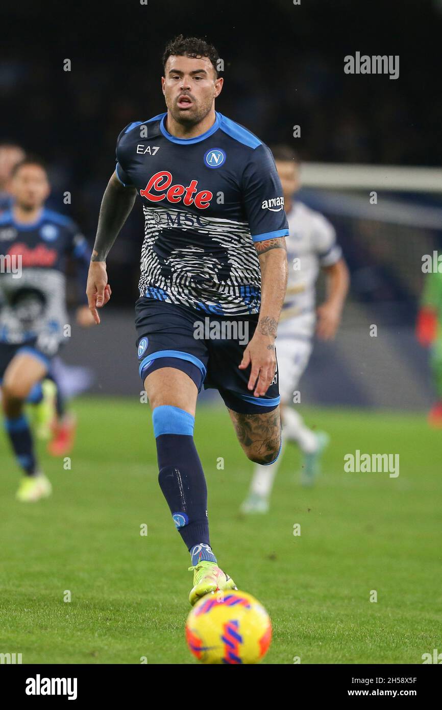 Andrea Petagna, Italienerin des SSC Napoli, schaut während des Fußballspiels der Serie A zwischen dem SSC Napoli und Hellas Verona am 7. November 2021 im Diego Armando Maradona Stadium in Neapel, Süditalien. Stockfoto