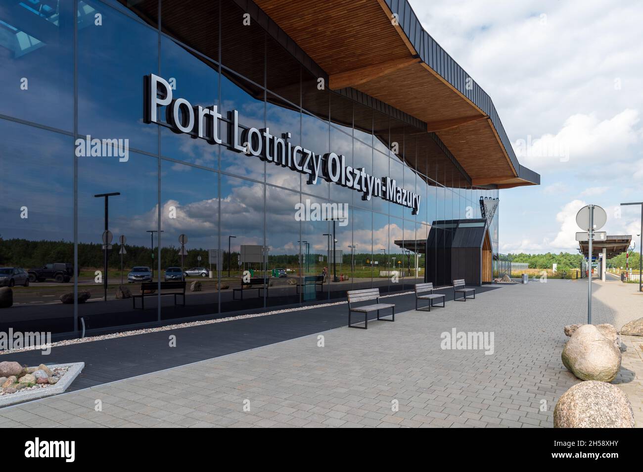 13/09/2021. Flughafen Olsztyn-Mazury, Polen. Blick auf die Fassade mit Glasstruktur des Flughafengebäudes des Hauptterminals. Stockfoto