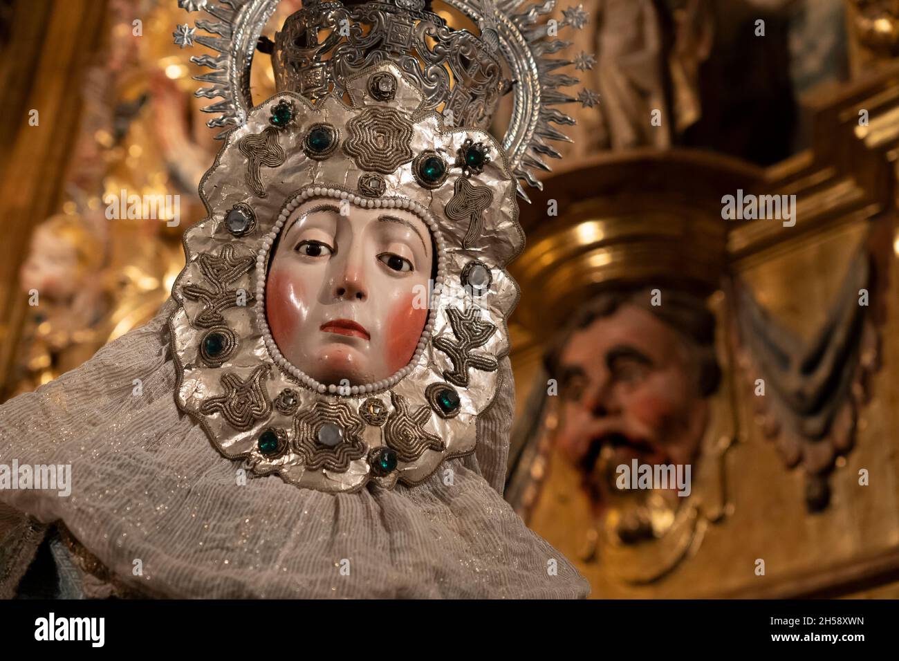 Prozessionsstatue der Jungfrau Maria im Museo Comarcal de Arte Sacro, Peñafiel, Spanien. Stockfoto