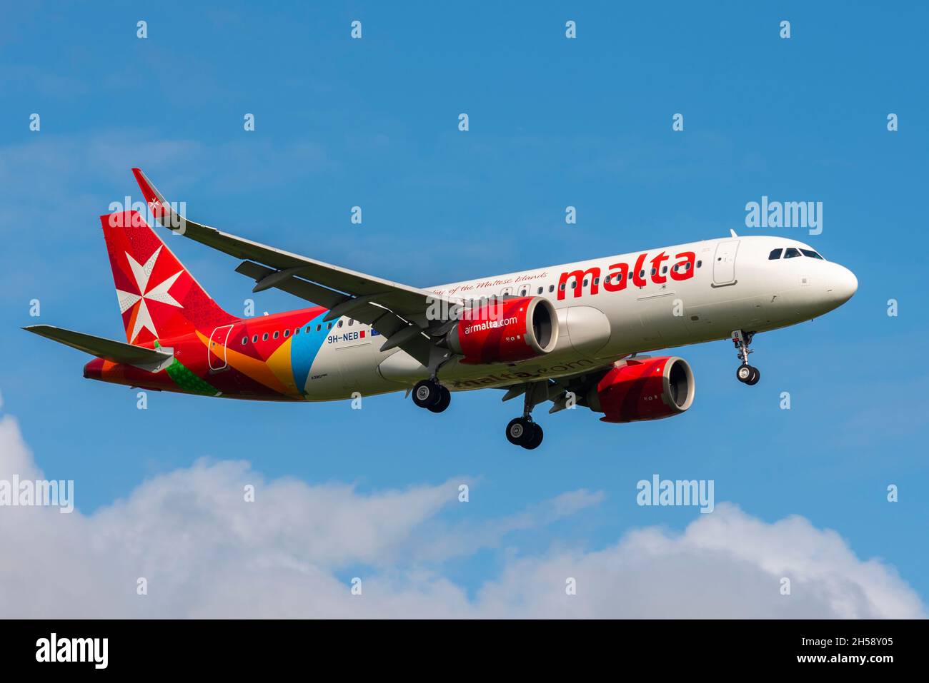 Air Malta Airbus A320 NEO Airliner-Düsenflugzeug 9H-NEB bei der Landung am Flughafen London Heathrow, Großbritannien, am blauen Himmel mit geschwollenen Wolken Stockfoto