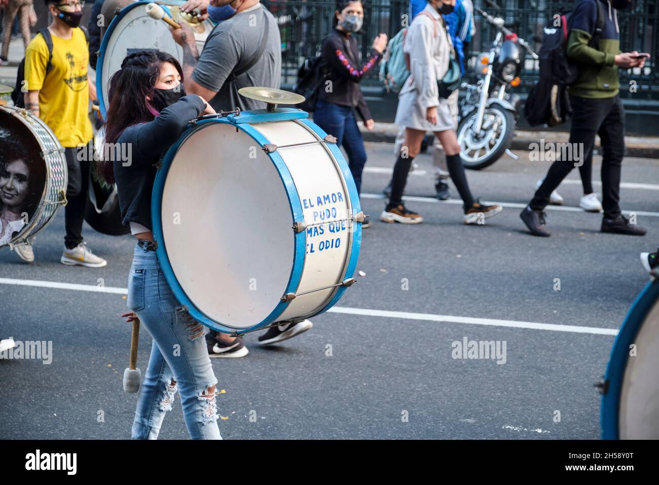 Buenos Aires, Argentinien; 24. September 2021: Junge Frau aus der Gruppe La Campora, die während des Globalen Klimastreiks marschiert. Trommel mit dem Text lo Stockfoto