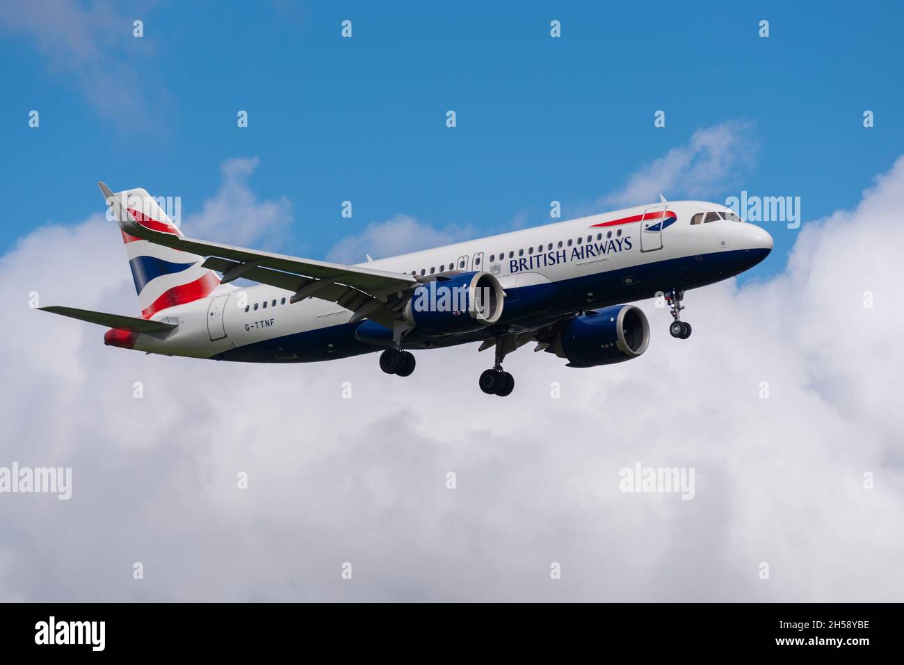 British Airways Airbus A320 NEO Airliner-Düsenflugzeug G-TTNF bei der Landung auf dem Flughafen London Heathrow, Großbritannien. Kleiner BA-Kurzstreckenjet Stockfoto