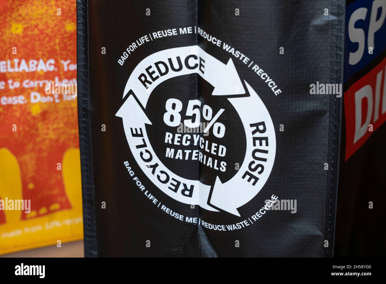Taschen fürs Leben aus britischen Geschäften. Konzept - Reduzierung der Verwendung von Einweg-Plastiktüten, Reduzierung der Wiederverwendung Recycling, recycelter Kunststoff Stockfoto