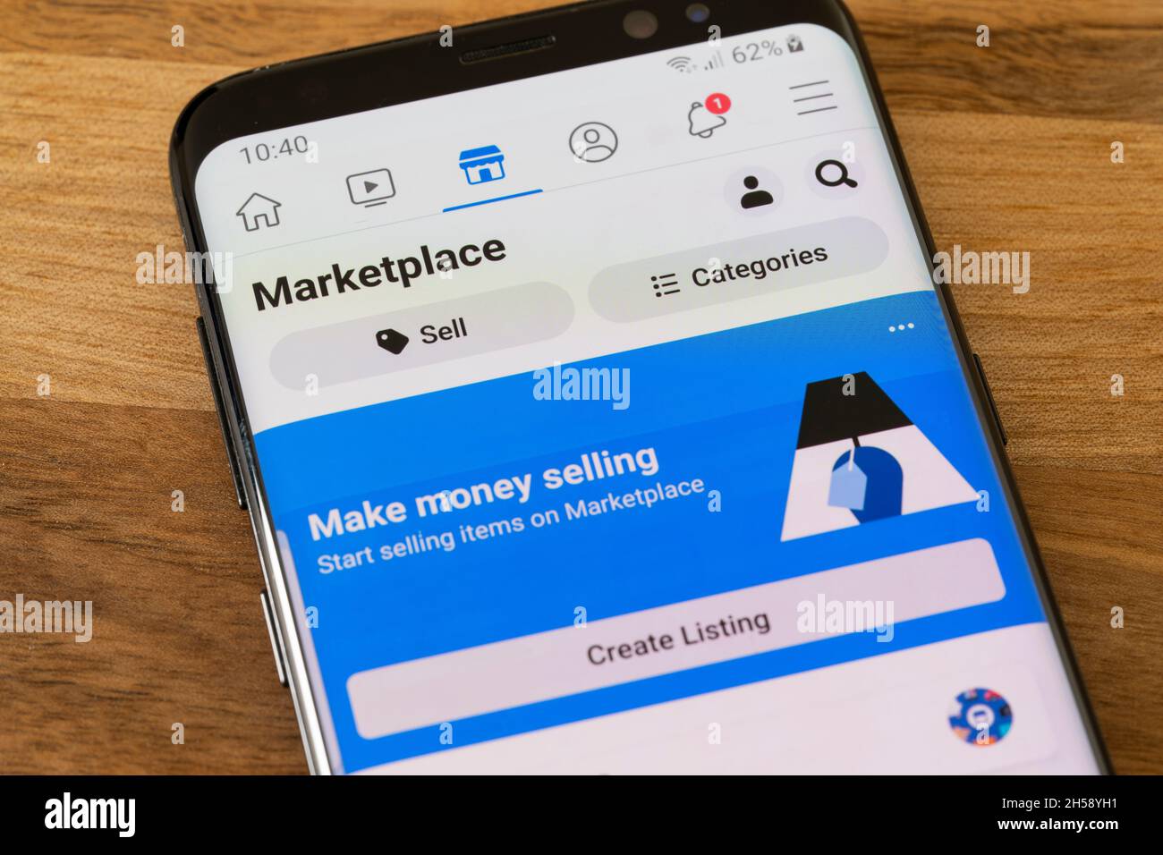 Die Meta Facebook-Anwendung Marketplace zum Online-Kauf und Verkauf von Waren von Menschen wird auf einem Smartphone-Bildschirm angezeigt. VEREINIGTES KÖNIGREICH Stockfoto