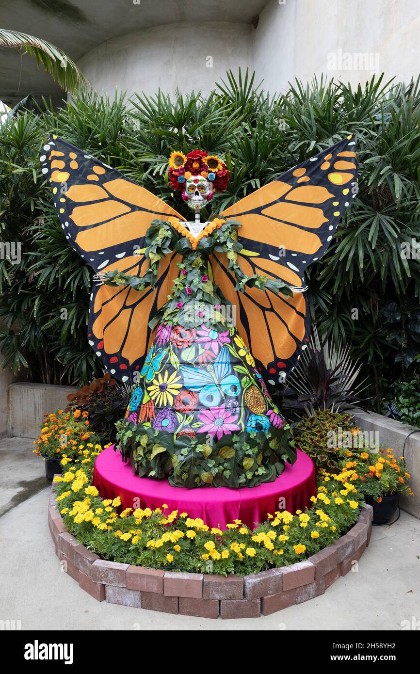 Eine Frauenskulptur mit Schmetterlingsskelett von Regina Moya, ausgestellt im Botanischen Garten von San Antonio in Texas. Stockfoto