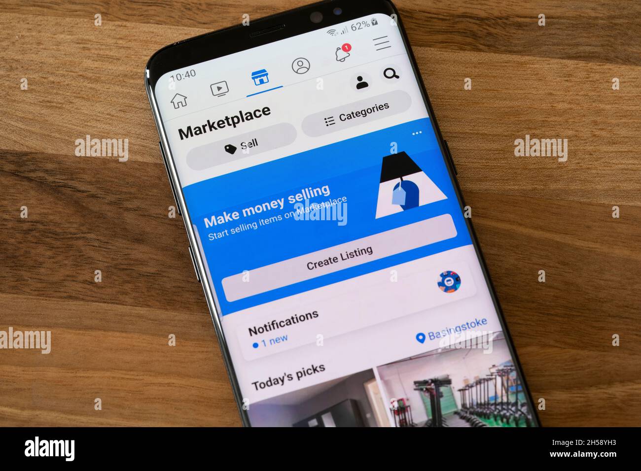 Die Meta Facebook-Anwendung Marketplace zum Online-Kauf und Verkauf von Waren von Menschen wird auf einem Smartphone-Bildschirm angezeigt. VEREINIGTES KÖNIGREICH Stockfoto