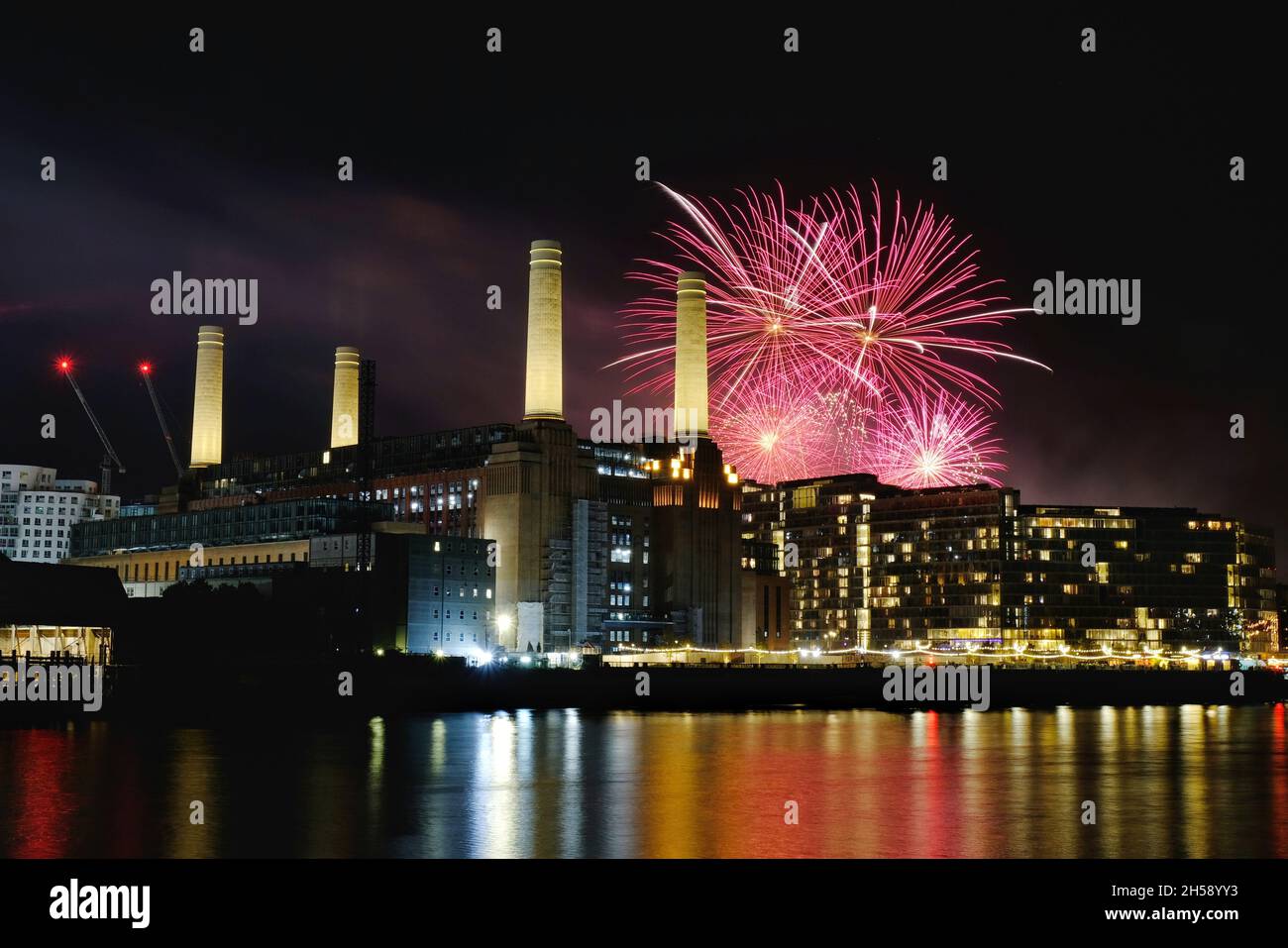 London, Großbritannien. November 2021. Das jährliche Feuerwerk im Battersea Park, das vom Nordufer der Themse aus gesehen wird, gegenüber dem Battersea Power Station. Die beliebte Veranstaltung fand an diesem Wochenende zum zweiten Mal statt und die Angebote am Sonntagabend fanden zu einem früheren „familienfreundlichen“ Startzeit statt. Kredit: Elfte Stunde Fotografie/Alamy Live Nachrichten Stockfoto