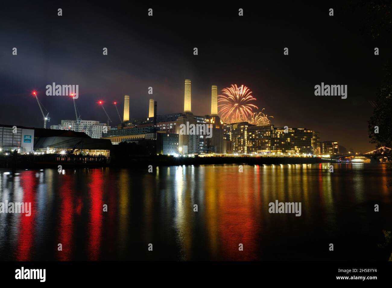 London, Großbritannien. November 2021. Das jährliche Feuerwerk im Battersea Park, das vom Nordufer der Themse aus gesehen wird, gegenüber dem Battersea Power Station. Die beliebte Veranstaltung fand an diesem Wochenende zum zweiten Mal statt und die Angebote am Sonntagabend fanden zu einem früheren „familienfreundlichen“ Startzeit statt. Kredit: Elfte Stunde Fotografie/Alamy Live Nachrichten Stockfoto