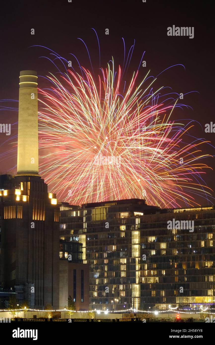 London, Großbritannien. November 2021. Das jährliche Feuerwerk im Battersea Park, das vom Nordufer der Themse aus gesehen wird, gegenüber dem Battersea Power Station. Die beliebte Veranstaltung fand an diesem Wochenende zum zweiten Mal statt und die Angebote am Sonntagabend fanden zu einem früheren „familienfreundlichen“ Startzeit statt. Kredit: Elfte Stunde Fotografie/Alamy Live Nachrichten Stockfoto