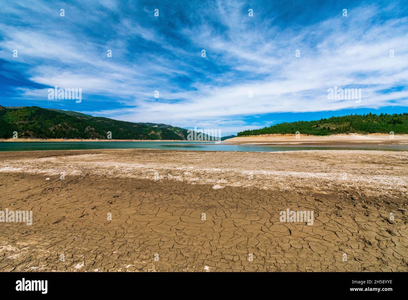 Die Dürrebedingungen im Sommer in den Vereinigten Staaten spiegeln sich in den niedrigen Wasserständen des Palisades-Stausees in der Nähe von Alpine, Wyoming, USA, wider Stockfoto