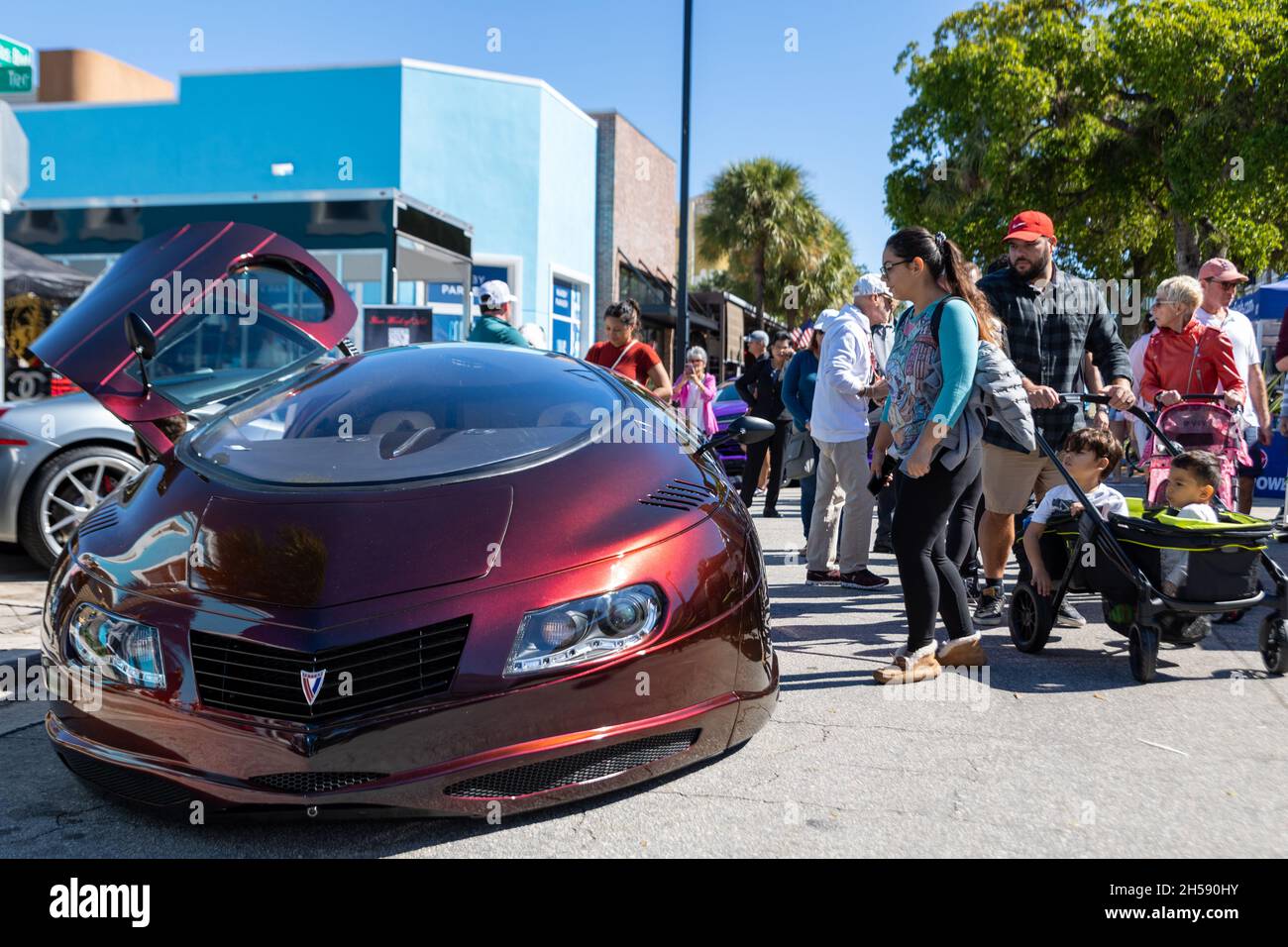 Fort Lauderdale, USA. November 2021. Das Publikum der Exotics on Las Olas besteht aus exotischen und Supercar-Besitzern, Enthusiasten und Sammlern in Kombination mit den Zuschauern des Publikums in Fort Lauderdale, FL, am 7. November 2021. Einige der weltweit begehrtesten Automobilmarken und -Modelle der Branche werden anwesend sein, darunter Ferrari, Lamborghini und Bgattii, McLaren, Rolls-Royce, Aston Martin, Porsche und Koenigsegg (Foto: Yaroslav Sabitov/YES Market Media/Sipa USA) Quelle: SIPA USA/Alamy Live News Stockfoto