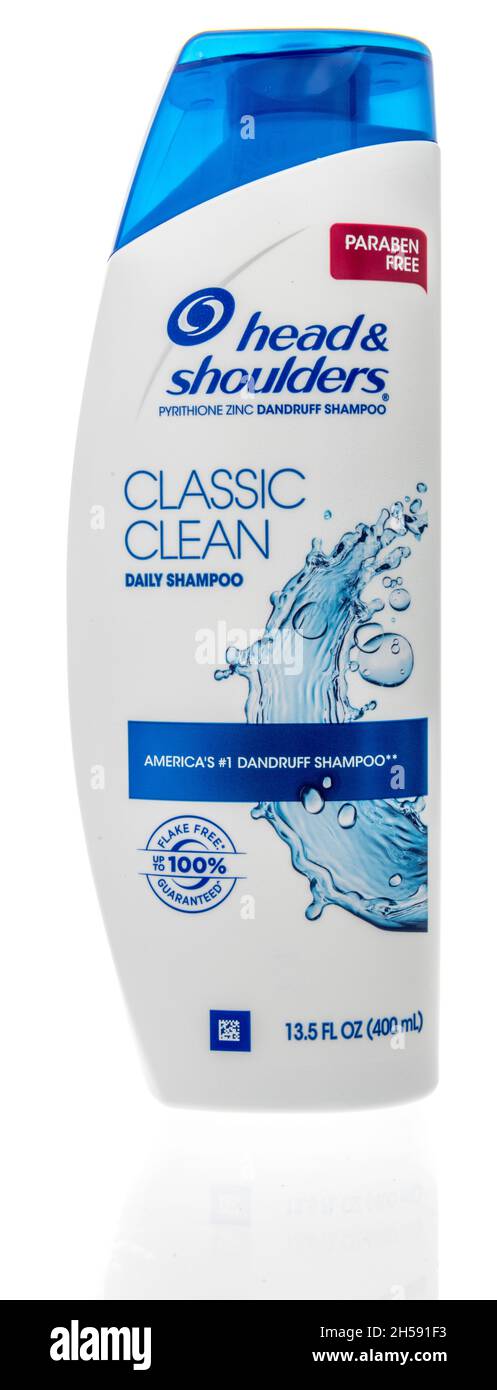 Winneconne, WI -10. Oktober 2021: Ein Paket von Kopf und Schultern klassischen sauberen Shampoo auf einem isolierten Hintergrund Stockfoto