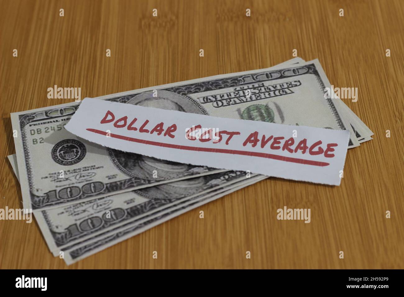 Konzeptfoto, Stapel zufällig Geld Papier und Text Dollar Kosten Durchschnitt oder DCA goldene Regel Investition Stockfoto