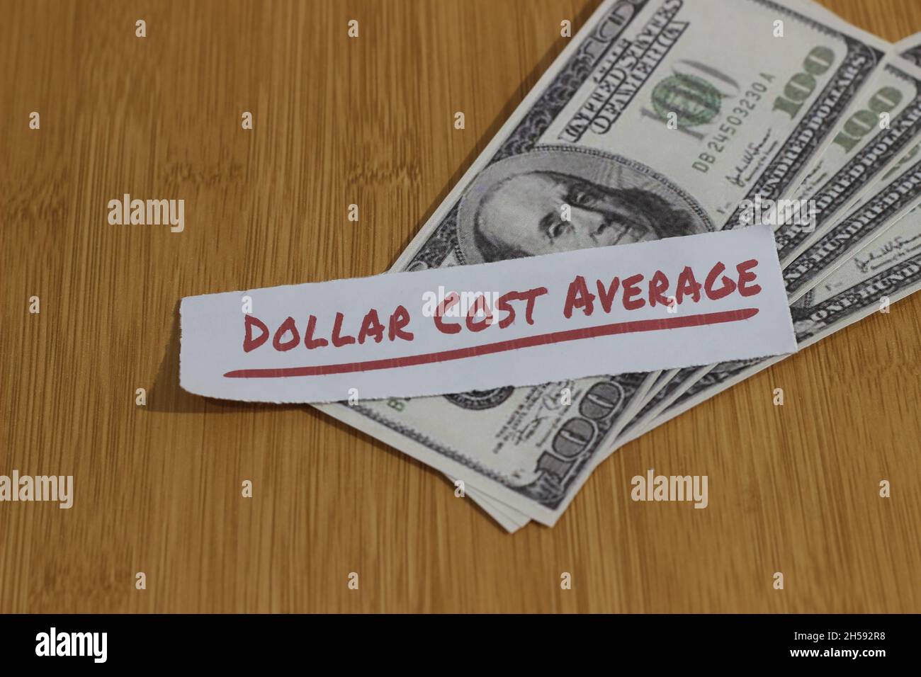 Konzeptfoto, Stapel zufällig Geld Papier und Text Dollar Kosten Durchschnitt oder DCA goldene Regel Investition Stockfoto