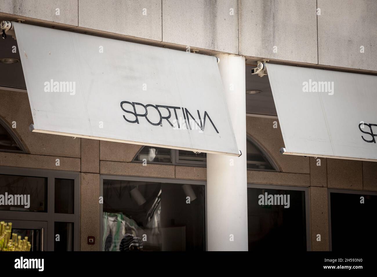 Bild eines Schildes mit dem Logo von Sportina, aufgenommen in ihrem lokalen Geschäft in Ljubljana, Slowenien. Sportina ist ein slowenisches Lifestyle-Bekleidungsunternehmen. Stockfoto