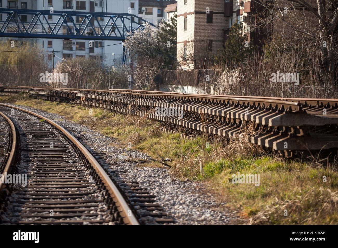 Bild einer Eisenbahnstrecke mit Schwerpunkt auf neuen Schienen mit Betonschellen, bereit, die alte und zerfallende Infrastruktur zu ersetzen. Stockfoto