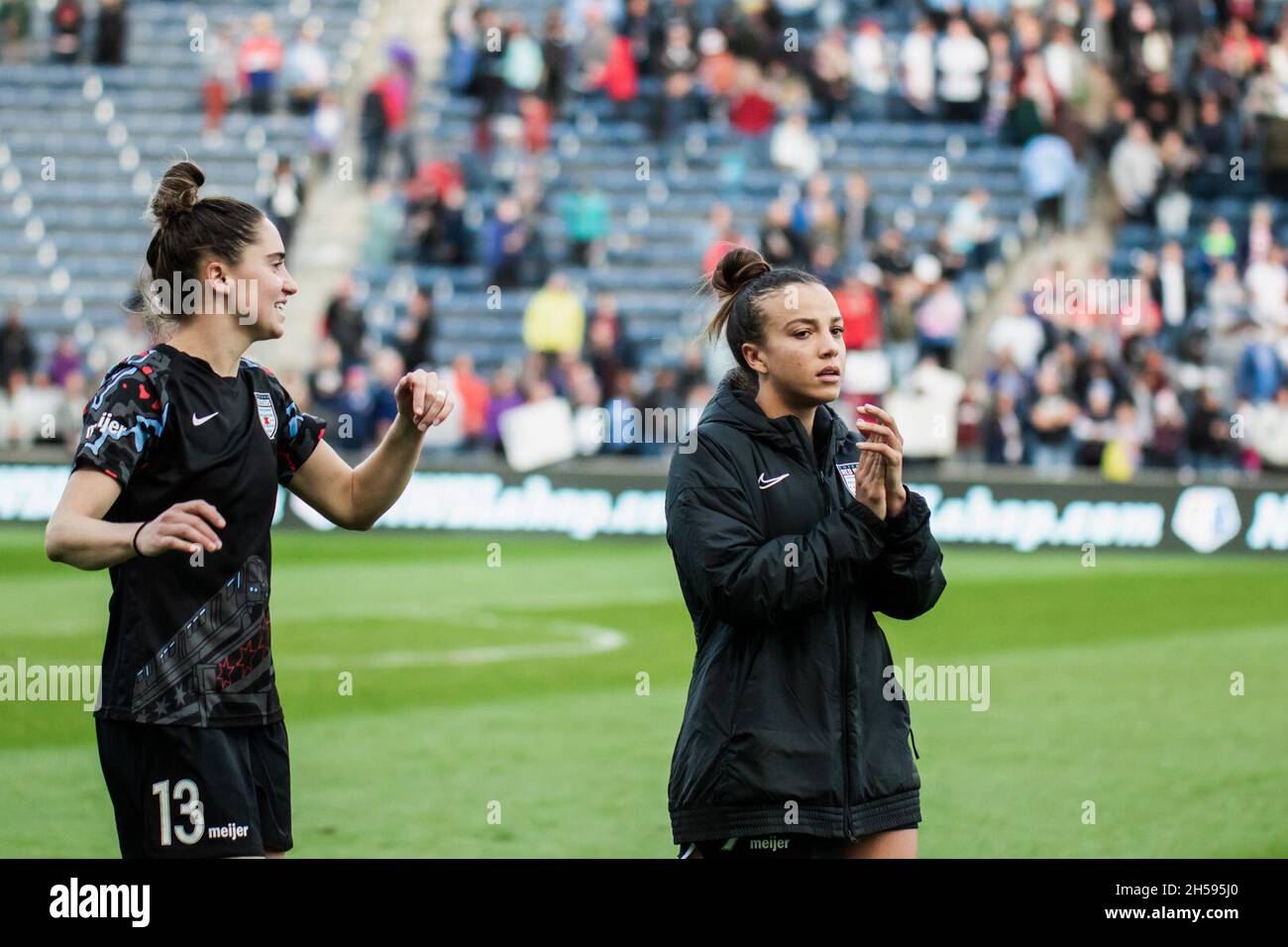 Bridgeview, Usa. November 2021. Die Chicago Red Stars-Spieler Mallory Pugh und Morgan Gautrat feiern nach dem Spiel am 7. November 2021 im Seat Geek Stadium Shaina Benhiyoun/SPP Credit: SPP Sport Press Photo. /Alamy Live News Stockfoto