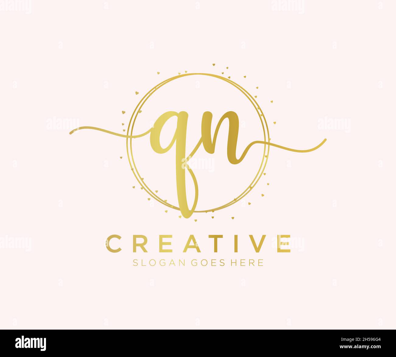 Feminines QN-Logo. Verwendbar für Natur, Salon, Spa, Kosmetik und Beauty Logos. Flaches Vektor-Logo-Design-Template-Element. Stock Vektor