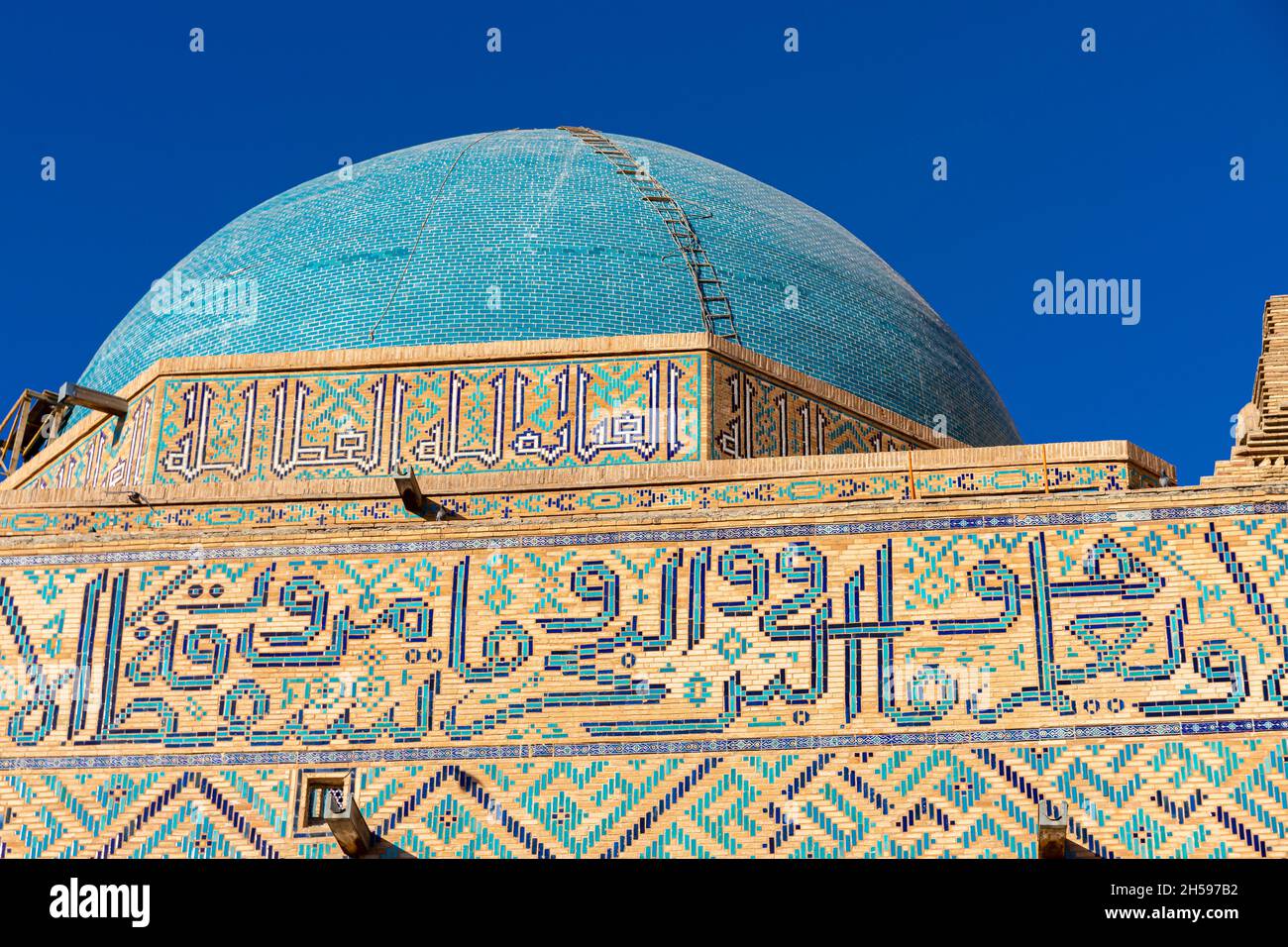 Farbenfrohe, bunte arablische Kuppel auf dem Mausoleum von Khoja Ahmed Yasawi, 14th. Jahrhundert, mit Kufic- und Suls-Inschriften an der Wand. Turkistan Stockfoto