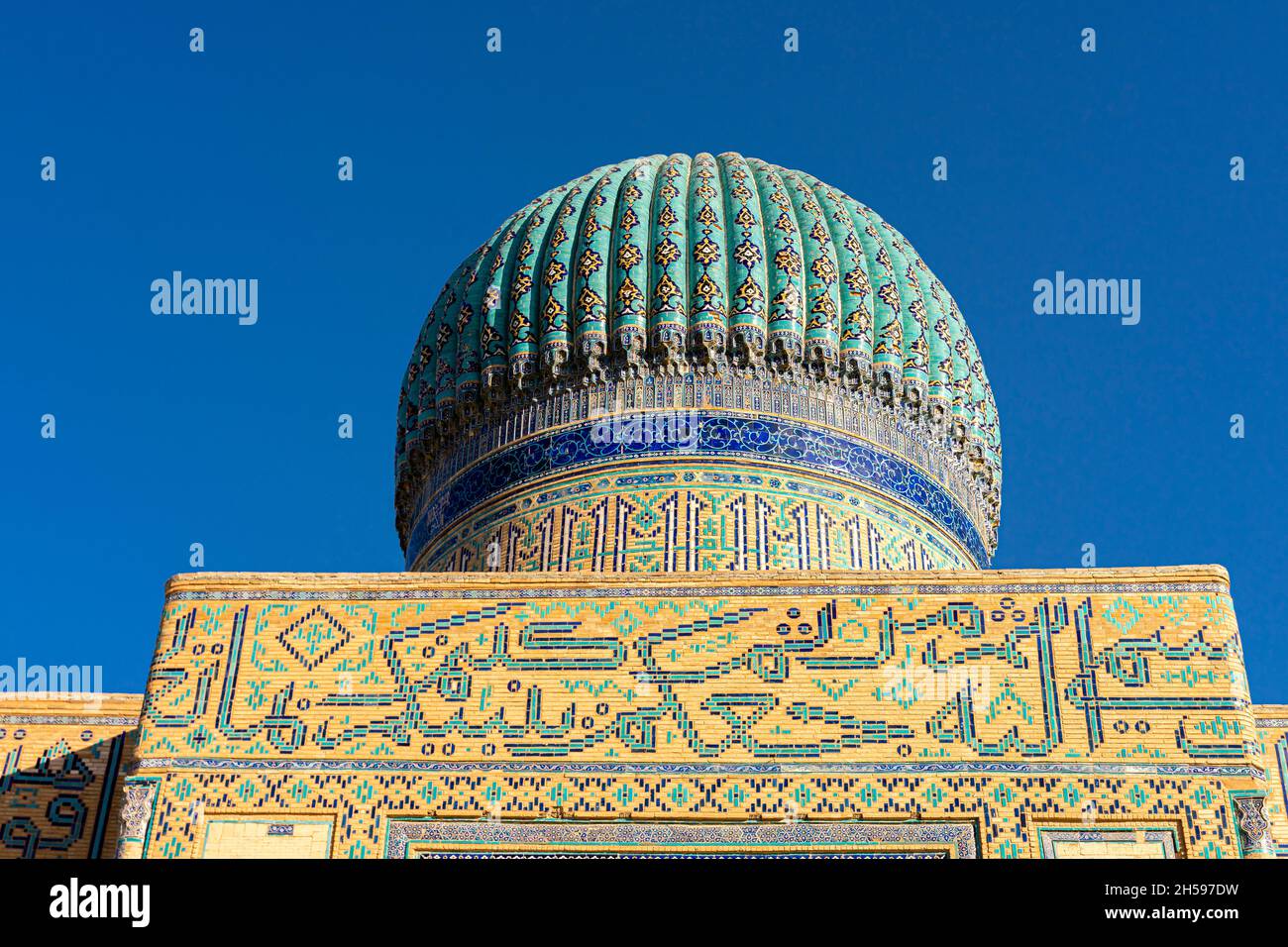 Farbenfrohe, bunte arablische Kuppel auf dem Mausoleum von Khoja Ahmed Yasawi, 14th. Jahrhundert, mit Kufic- und Suls-Inschriften an der Wand. Turkistan Stockfoto