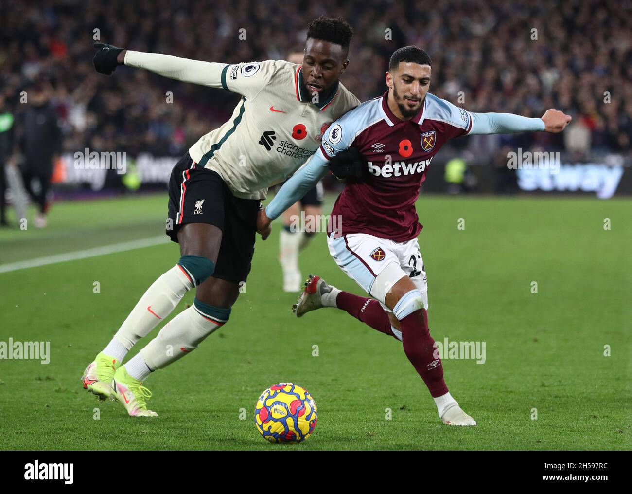 London, England, 7. November 2021. Saïd Benrahma von West Ham United und Divock Origi von Liverpool fordern den Ball während des Premier League-Spiels im Londoner Stadion. Bildnachweis sollte lauten: Paul Terry / Sportimage Kredit: Sportimage/Alamy Live News Stockfoto