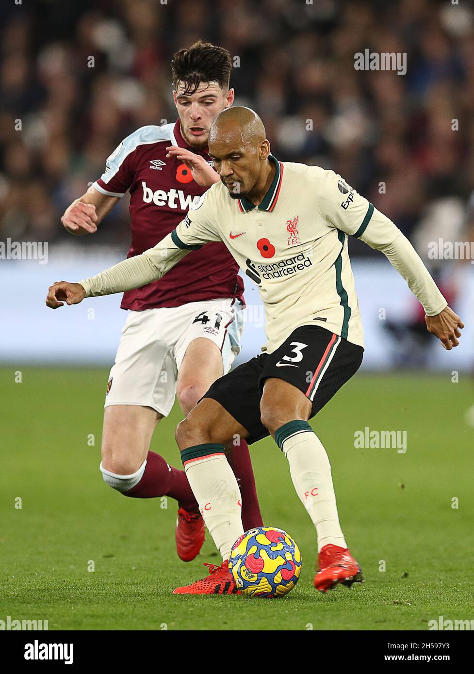 London, England, 7. November 2021. Fabino von Liverpool wird während des Spiels der Premier League im Londoner Stadion von Declan Ris von West Ham United herausgefordert. Bildnachweis sollte lauten: Paul Terry / Sportimage Kredit: Sportimage/Alamy Live News Stockfoto