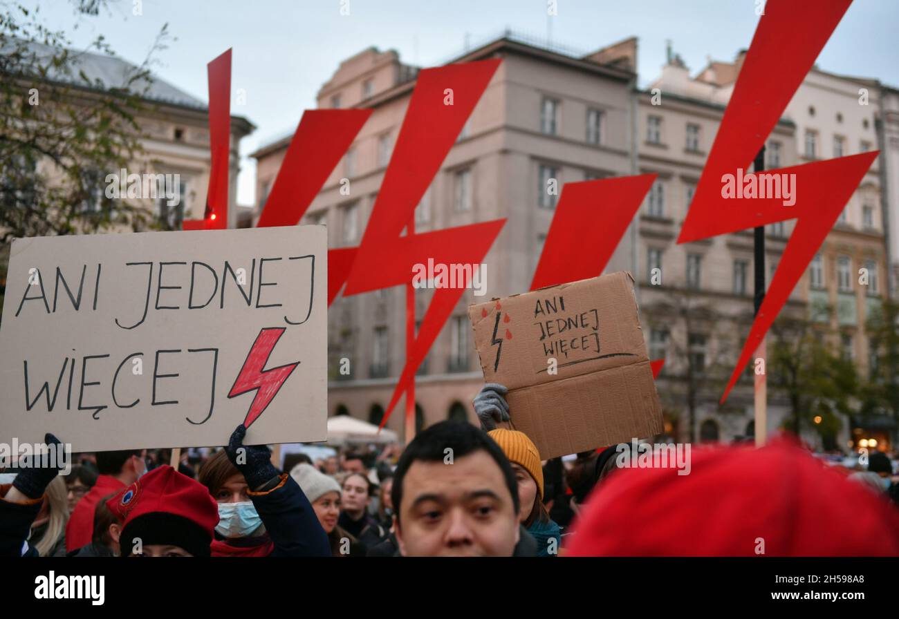 Krakau, Polen. November 2021. Während des Protestes halten die Demonstranten Plakate und rote Bolzenschilder.Tausende gehen nach dem Tod der 30-jährigen Izabela (Iza), die in der 22. Schwangerschaftswoche starb, auf die Straßen Polens, weil Ärzte den sterbenden Fötus nach dem Anti-Abtreibungsgesetz nicht abgesetzt haben. (Foto von Alex Bona/SOPA Images/Sipa USA) Quelle: SIPA USA/Alamy Live News Stockfoto
