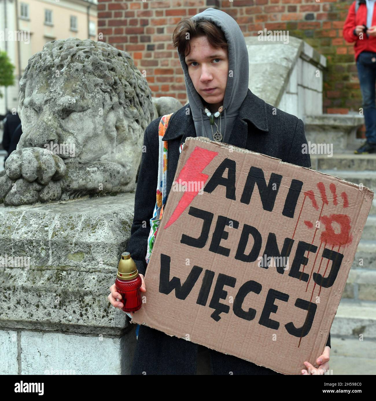 Krakau, Polen. November 2021. Ein Protestler hält während des Protestes ein Plakat. Tausende gehen nach dem Tod der 30-jährigen Izabela (Iza), die in der 22. Schwangerschaftswoche starb, auf die Straßen Polens, weil Ärzte den sterbenden Fohne nach dem Anti-Abtreibungsgesetz nicht abtrieben. (Foto von Alex Bona/SOPA Images/Sipa USA) Quelle: SIPA USA/Alamy Live News Stockfoto