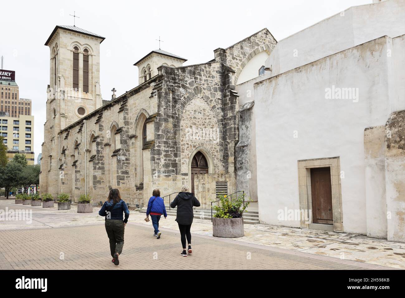 Menschen, die an der Kathedrale von San Fernando in San Antonio, Texas, vorbei gehen. Stockfoto