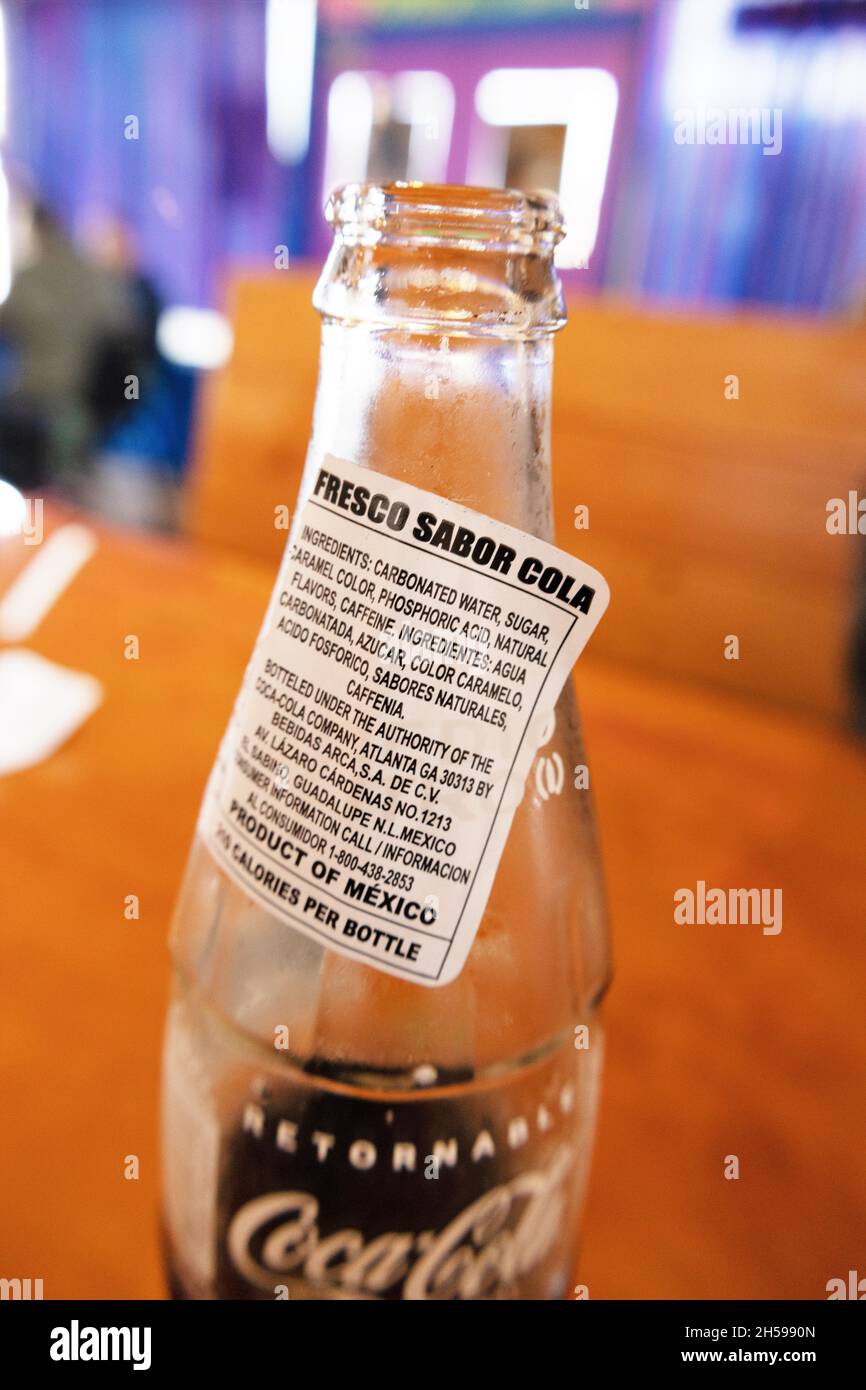 Eine Flasche mexikanischer Coca-Cola mit Etikett auf Spanisch. Stockfoto