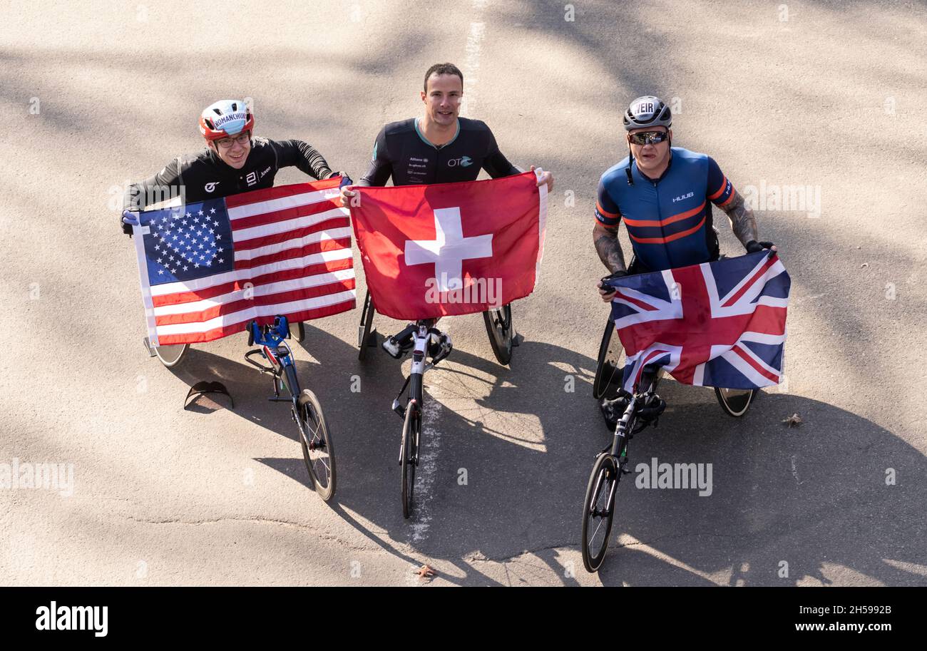 New York, NY - 7. November 2021: Die Gewinner der Männer-Profi-Rollstuhlfahrer des 50. TCS NYC-Marathons posieren im Central Park im Ziel Stockfoto