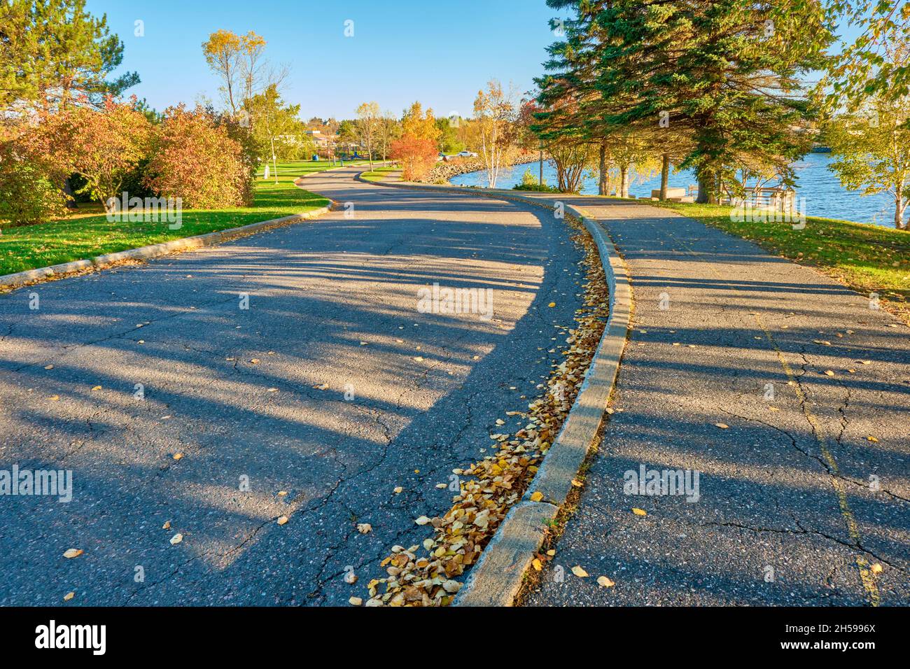 Marina Park ist ein wunderschöner Park, der sich entlang der Uferpromenade in Thunder Bay, Ontario, befindet. Stockfoto