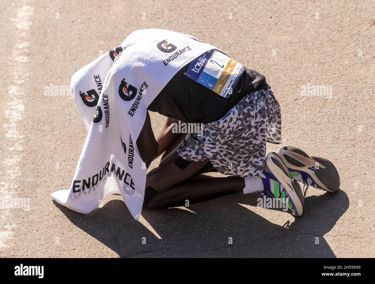 New York, USA. November 2021. Albert Korir aus Kenia kniete am 7. November 2021 im Central Park in New York, nachdem er die Ziellinie als Sieger der Männer-Profisportler des 50. TCS NYC-Marathons überquert hatte. Albert Korir hat für den Marathon 2:08:22 Stunden getaktet. (Foto von Lev Radin/Sipa USA) Quelle: SIPA USA/Alamy Live News Stockfoto