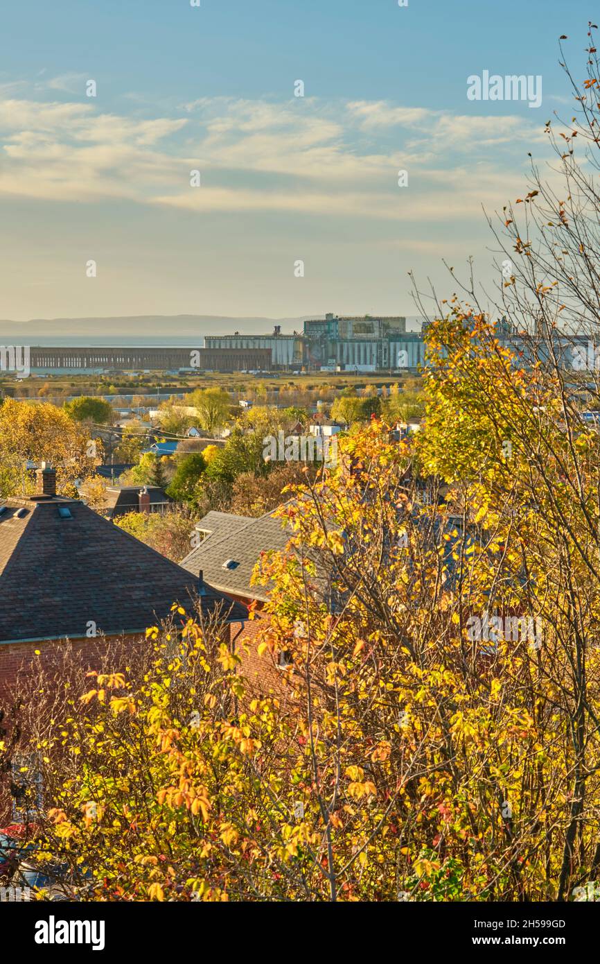 Blick auf die Stadt Thunder Bay Ontario vom Hillcrest Park mit Getreideanschlüssen und dem schlafenden Riesen im Hintergrund. Stockfoto